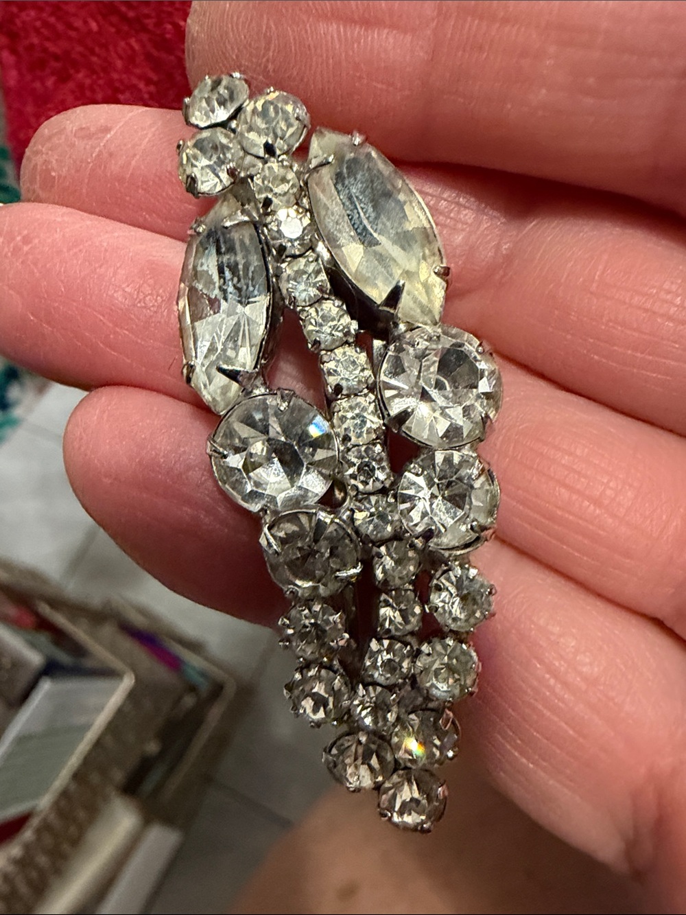 Vintage-Inspired Crystal hair clip in Clear rhinestones great condition